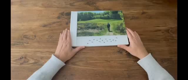 Ik mocht van @saaldigital_nl het Professioneel Lijn fotoboek testen in ruil voor mijn mening. Met veel plezier heb ik een fotoboek gemaakt over het eerste gedeelte van ons wandelavontuur op het @stichting_pieterpad. Het hele proces verliep super soepel: het samenstellen ging gemakkelijk en het uploaden van de foto’s werkte perfect.
Een klein aandachtspuntje: wanneer je meerdere foto’s tegelijk uploadt, lukt het niet altijd om de onderste foto’s naar je boek te verslepen.

Het eindresultaat is daarentegen écht verbluffend geworden, met plexiglas en een prachtig leren omhulsel. Een fotoboek dat je zó als tafelboek kunt neerleggen. Zo leuk dat ik weer mocht meedoen!

#fotoboek #fotografie #plexiglas #lerencover #creativeproject #tablebooks #blijmethetresultaat  #saaldigital #pieterpad #wandelen #testen #beautifulthings